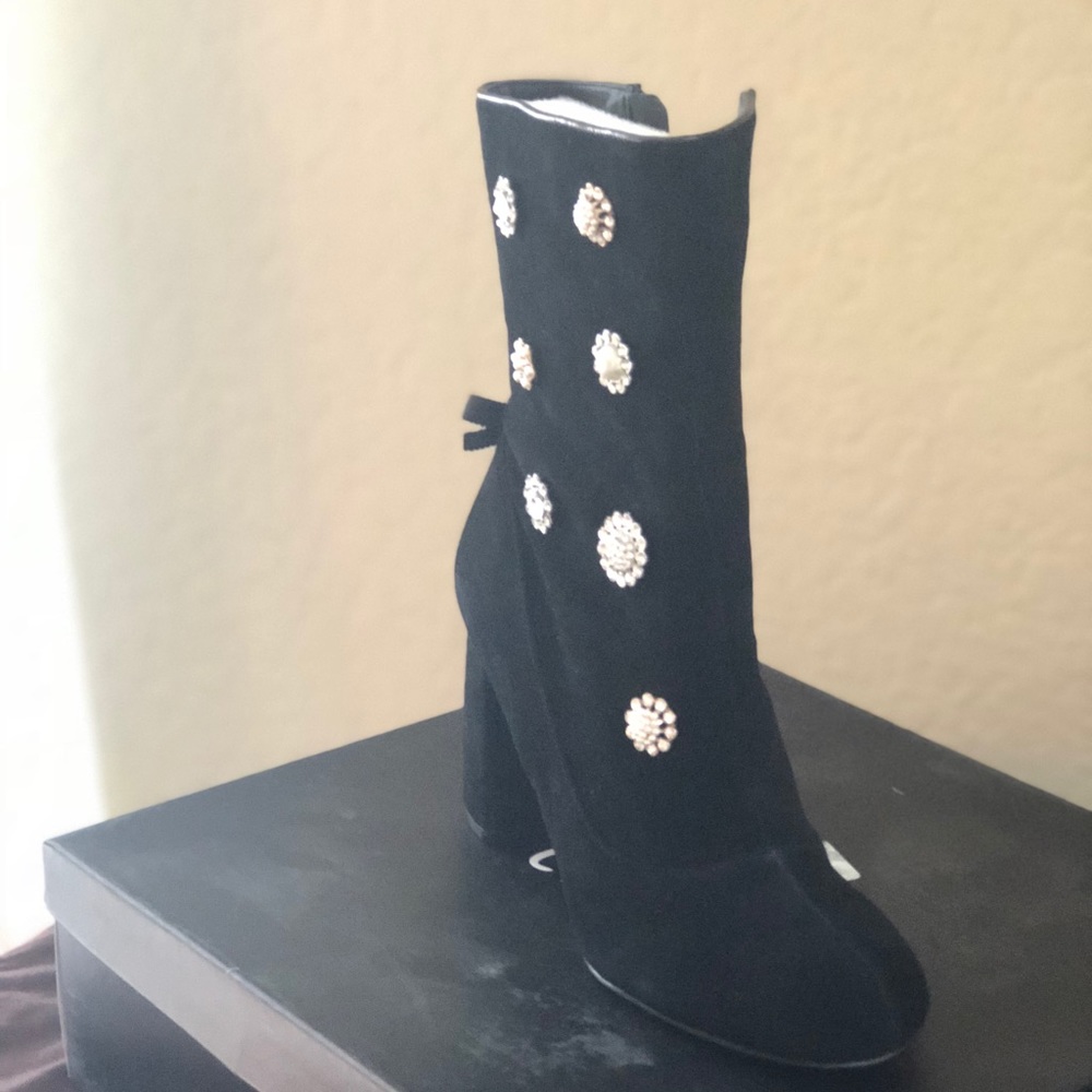 Nannette LePore 8.5 NWT black suede booties